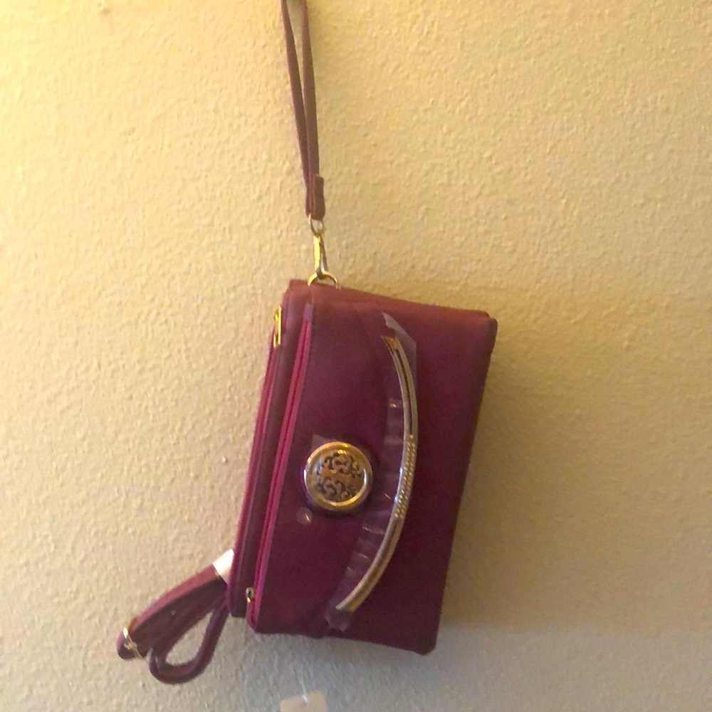Ladies bag w shoulder strap& wrist strap.